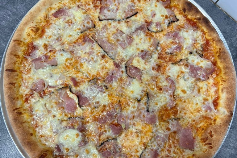 10. Slanina - rajčatová omáčka, mozzarella, slanina, cibule (1, 7) - foto č. 10
