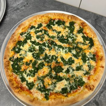8. Špenátová - rajčatová omáčka, mozzarella, špenát, niva, česnek (1, 7) - foto č. 8