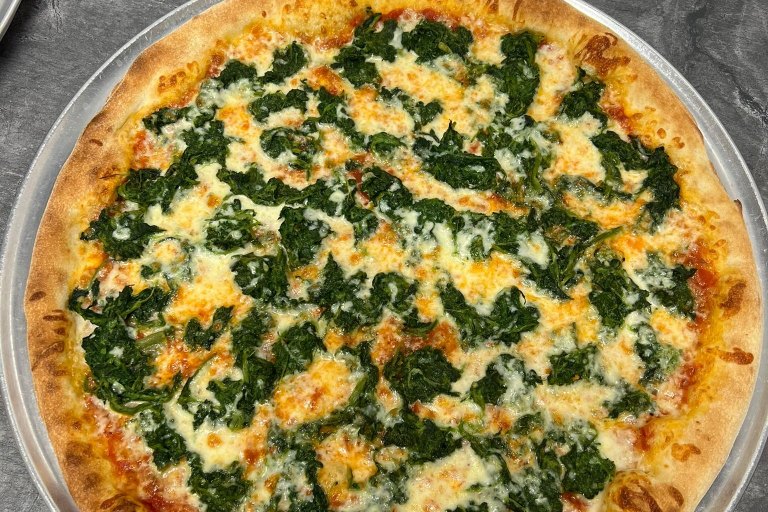 8. Špenátová - rajčatová omáčka, mozzarella, špenát, niva, česnek (1, 7) - foto č. 8