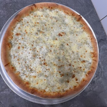 7. Quattro Formaggi - bílý základ, mozzarella, niva, camembert, uzený sýr (1, 7) - foto č. 7