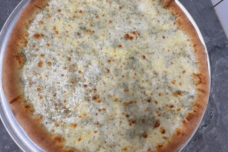 7. Quattro Formaggi - bílý základ, mozzarella, niva, camembert, uzený sýr (1, 7) - foto č. 7