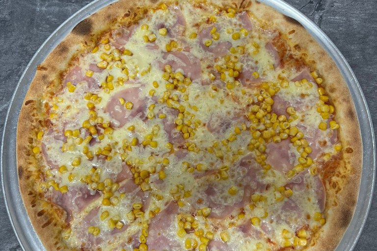 4. Americana - rajčatová omáčka, mozzarella, šunka, kukuřice (1, 7) - foto č. 4