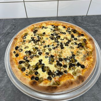 3. Olivová - rajčatová omáčka, mozzarella, černé a zelené olivy, niva (1, 7) - foto č. 3