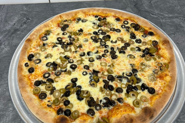 3. Olivová - rajčatová omáčka, mozzarella, černé a zelené olivy, niva (1, 7) - foto č. 3