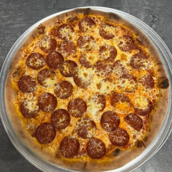 2. Salami - rajčatová omáčka, mozzarella, salám (1, 7) - foto č. 2