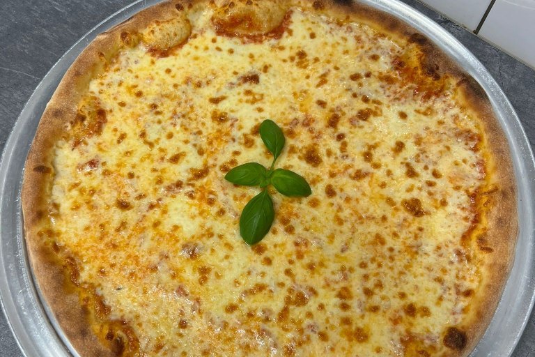 1. Margherita - rajčatová omáčka, mozzarella, bazalka (1, 7) - foto č. 1
